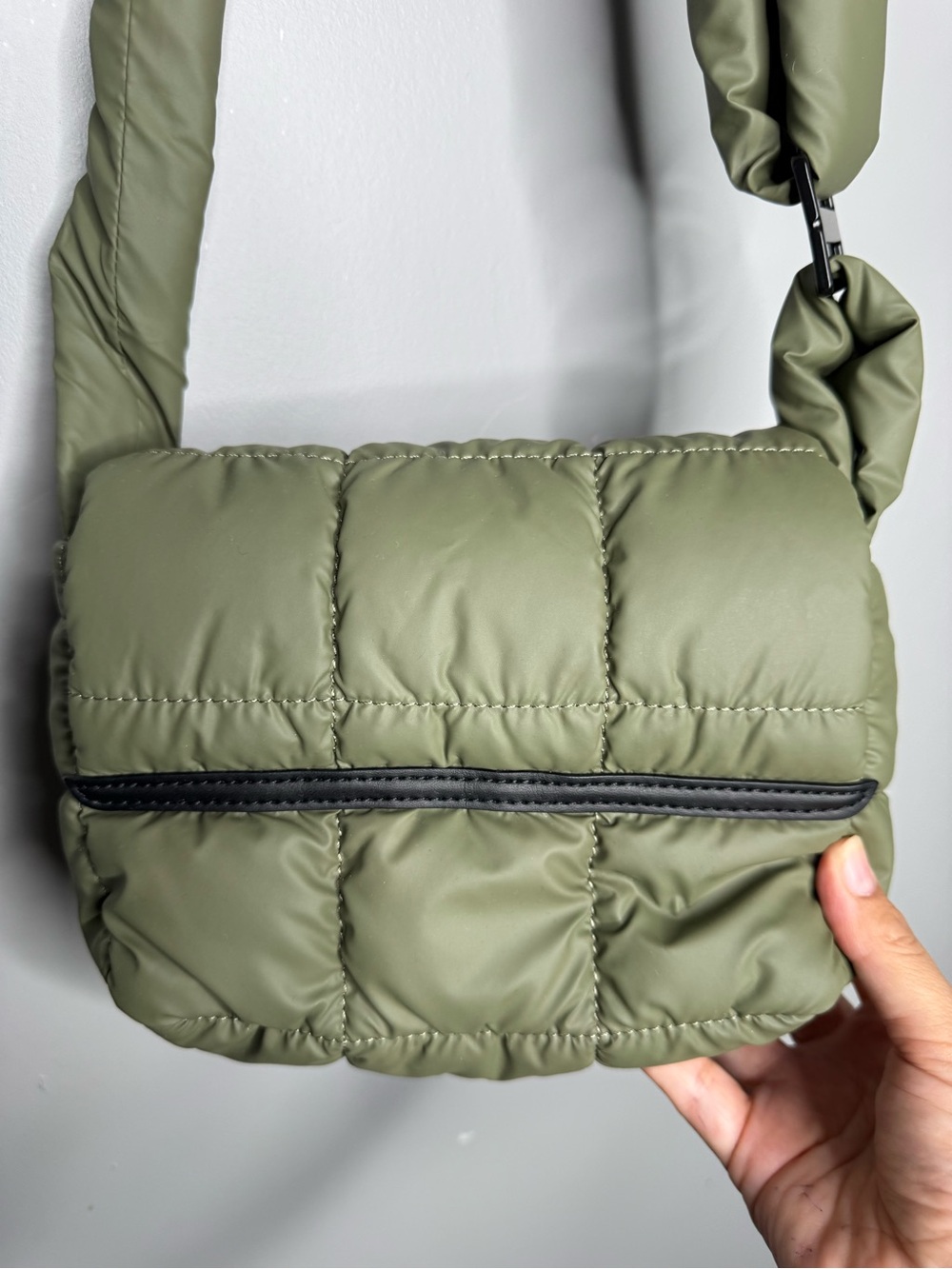 Vee Collective Porter Messenger Bag in green padded nylon boho Lagenlook casual - Picture 5 of 11